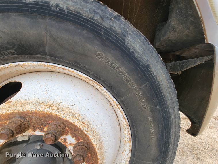 image for item KQ9112 2006 Peterbilt 335  utility / service truck