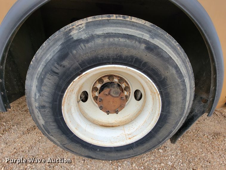 image for item KQ9112 2006 Peterbilt 335  utility / service truck