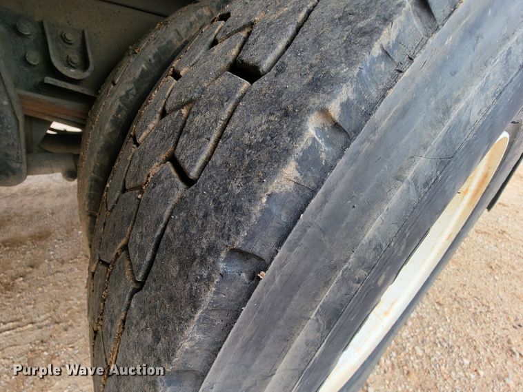 image for item KQ9112 2006 Peterbilt 335  utility / service truck