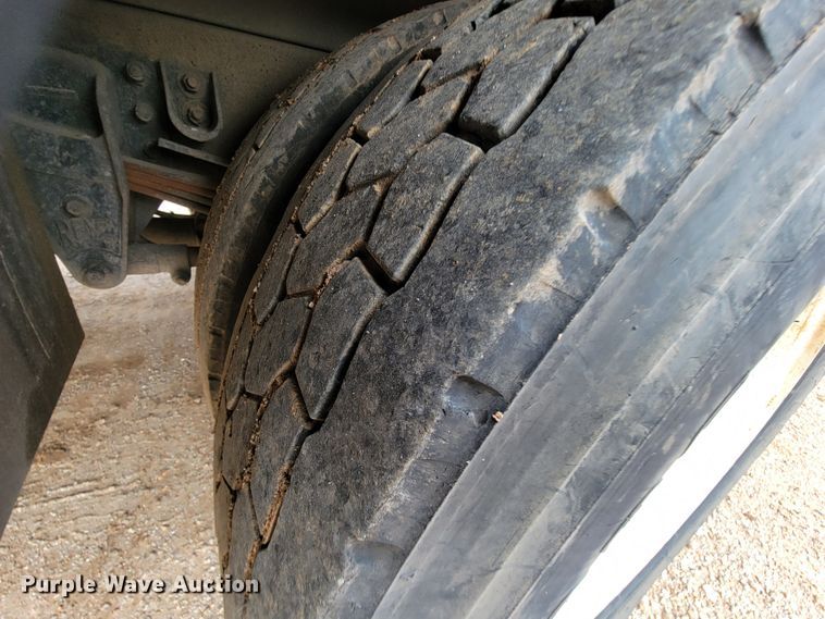 image for item KQ9112 2006 Peterbilt 335  utility / service truck