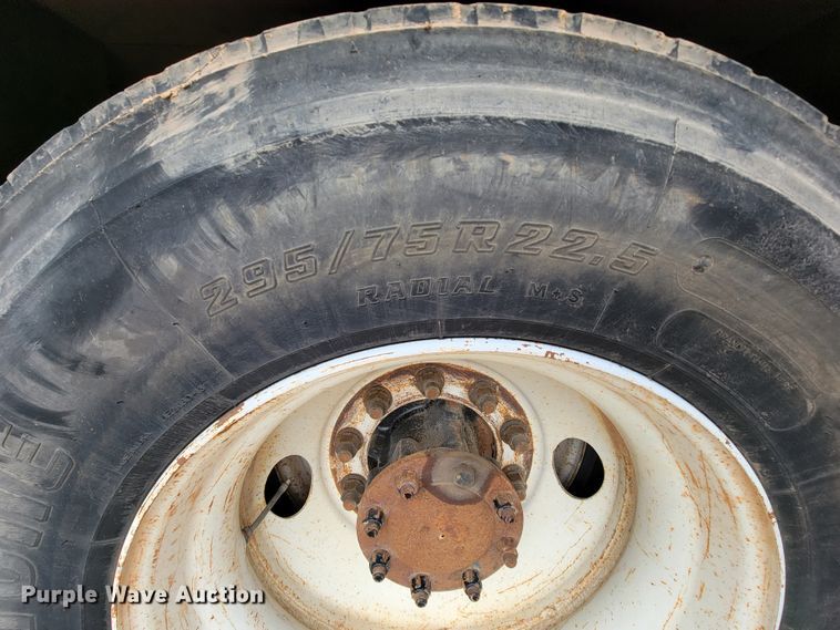 image for item KQ9112 2006 Peterbilt 335  utility / service truck