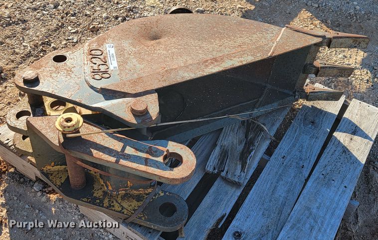 image for item KQ9113 John Deere  12"W backhoe bucket