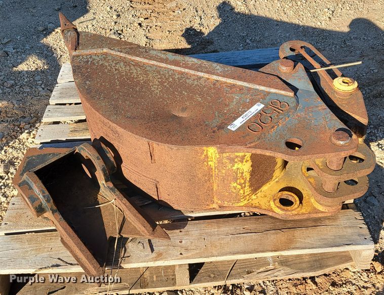 image for item KQ9113 John Deere  12"W backhoe bucket