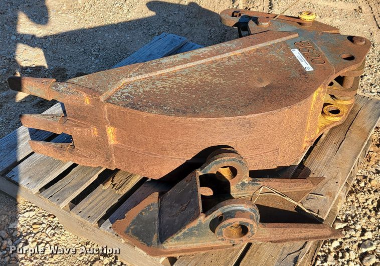 image for item KQ9113 John Deere  12"W backhoe bucket