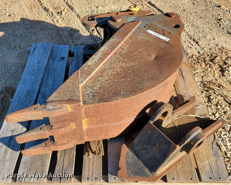 image for item KQ9113 John Deere  12"W backhoe bucket