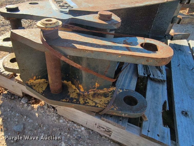 image for item KQ9113 John Deere  12"W backhoe bucket