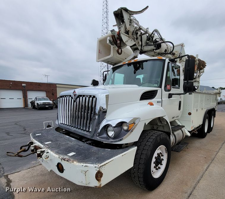 image for item KQ9119 2011 International 7400  digger derrick truck