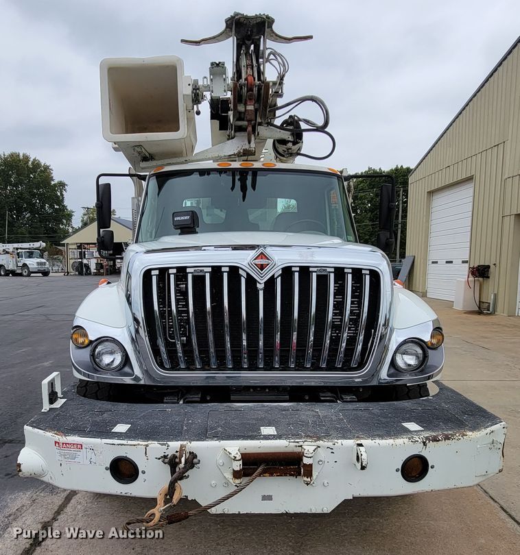 image for item KQ9119 2011 International 7400  digger derrick truck