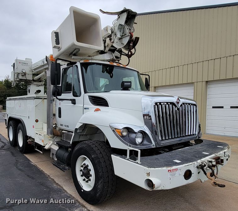 image for item KQ9119 2011 International 7400  digger derrick truck