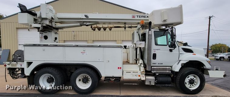 image for item KQ9119 2011 International 7400  digger derrick truck