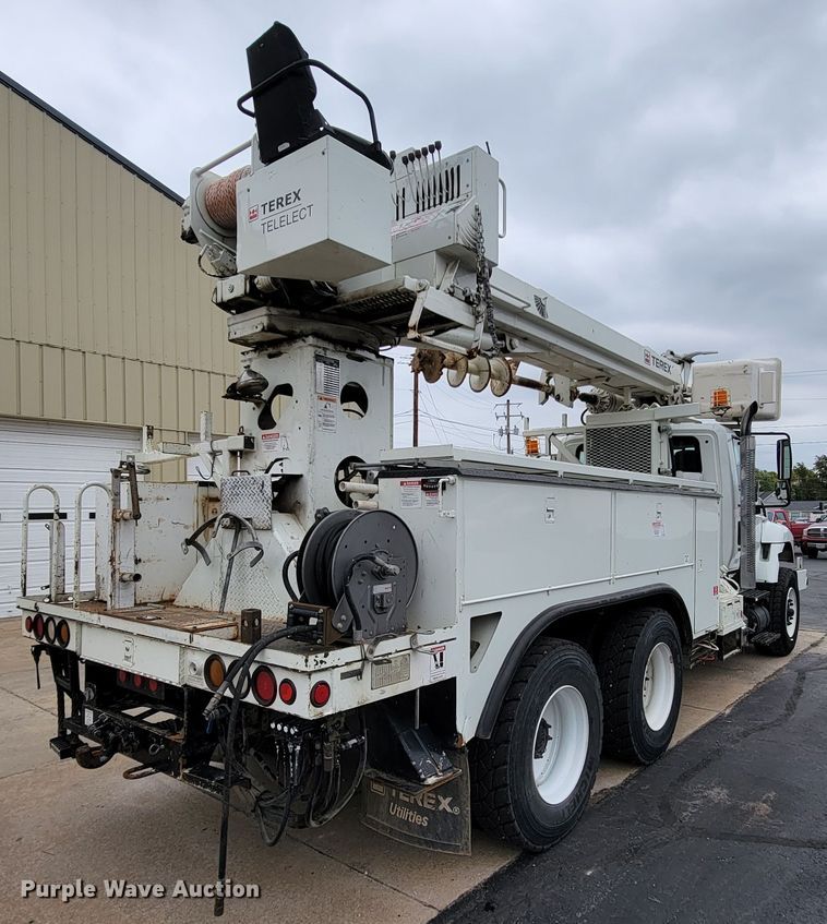 image for item KQ9119 2011 International 7400  digger derrick truck