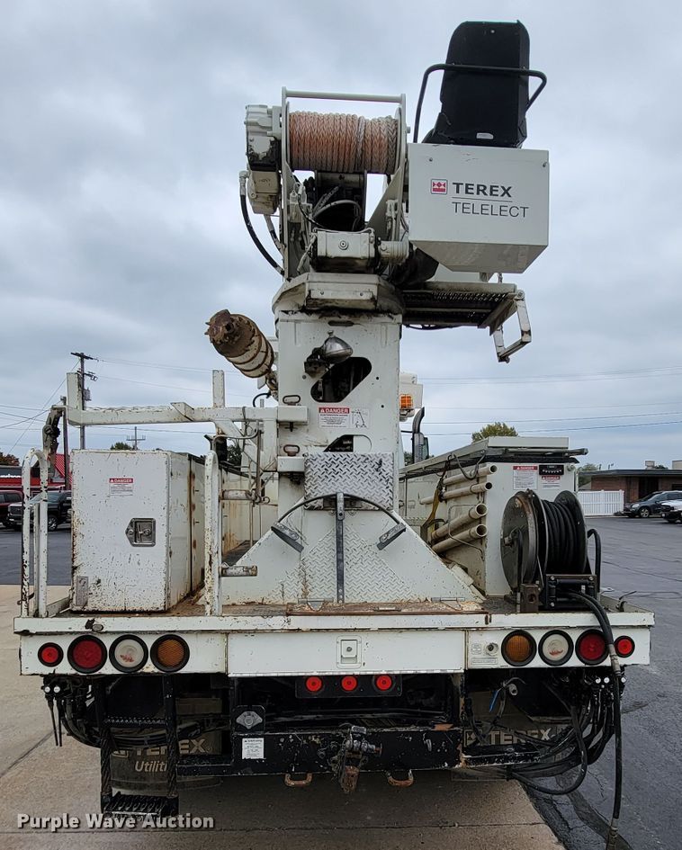 image for item KQ9119 2011 International 7400  digger derrick truck