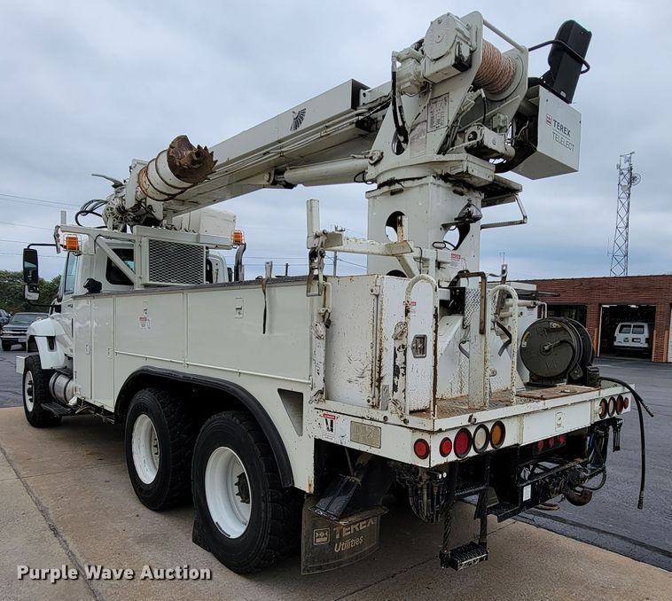 image for item KQ9119 2011 International 7400  digger derrick truck