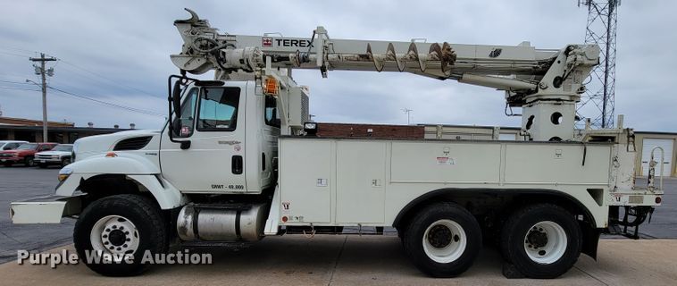 image for item KQ9119 2011 International 7400  digger derrick truck