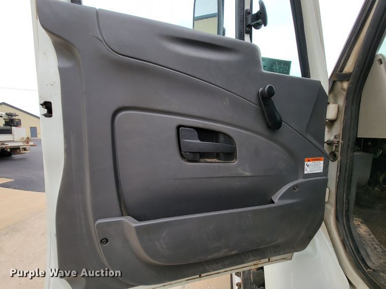 image for item KQ9119 2011 International 7400  digger derrick truck