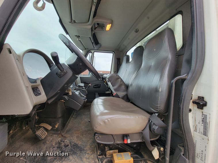 image for item KQ9119 2011 International 7400  digger derrick truck