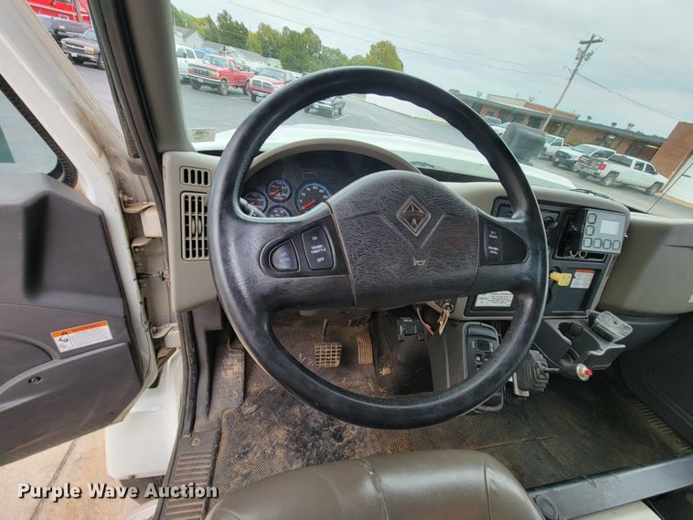 image for item KQ9119 2011 International 7400  digger derrick truck