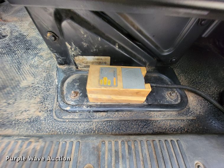 image for item KQ9119 2011 International 7400  digger derrick truck