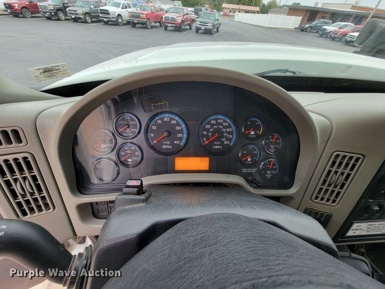 image for item KQ9119 2011 International 7400  digger derrick truck