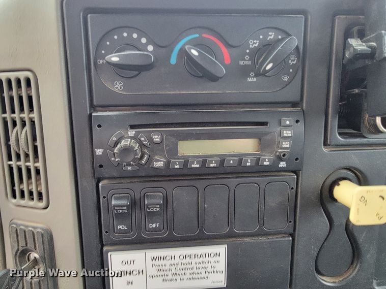 image for item KQ9119 2011 International 7400  digger derrick truck