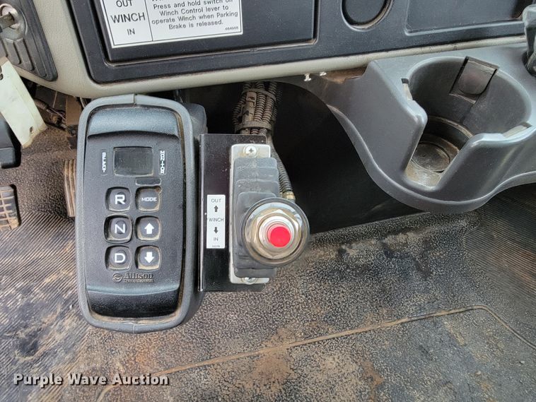 image for item KQ9119 2011 International 7400  digger derrick truck