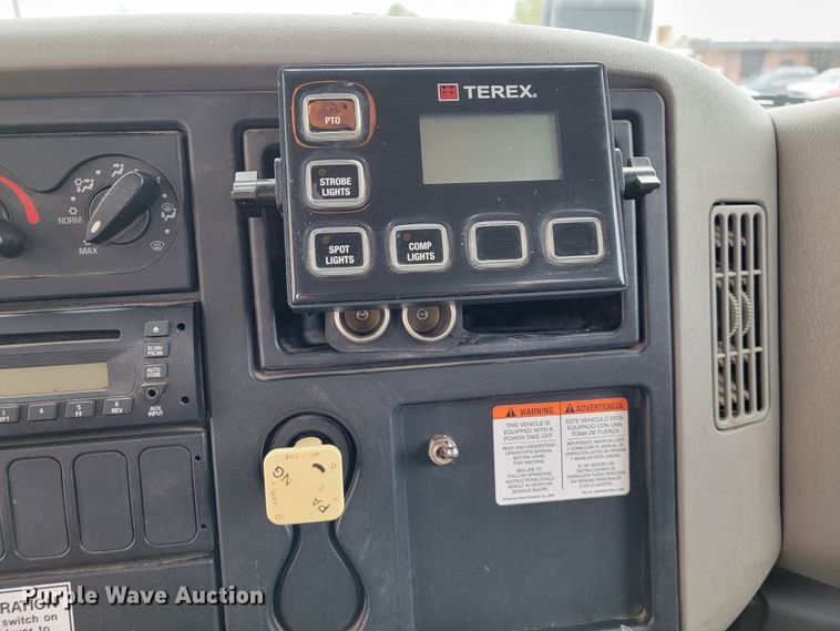 image for item KQ9119 2011 International 7400  digger derrick truck