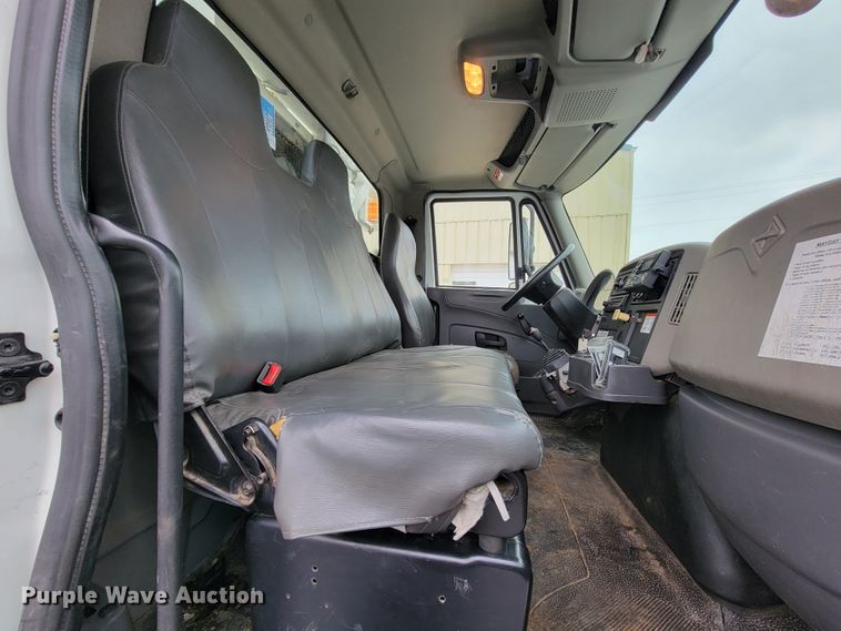 image for item KQ9119 2011 International 7400  digger derrick truck