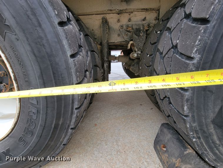 image for item KQ9119 2011 International 7400  digger derrick truck