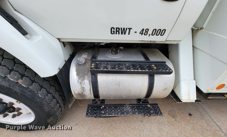 image for item KQ9119 2011 International 7400  digger derrick truck