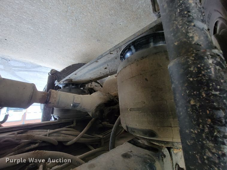 image for item KQ9119 2011 International 7400  digger derrick truck