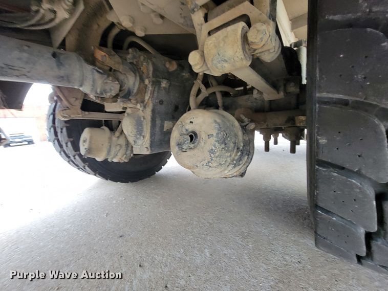 image for item KQ9119 2011 International 7400  digger derrick truck