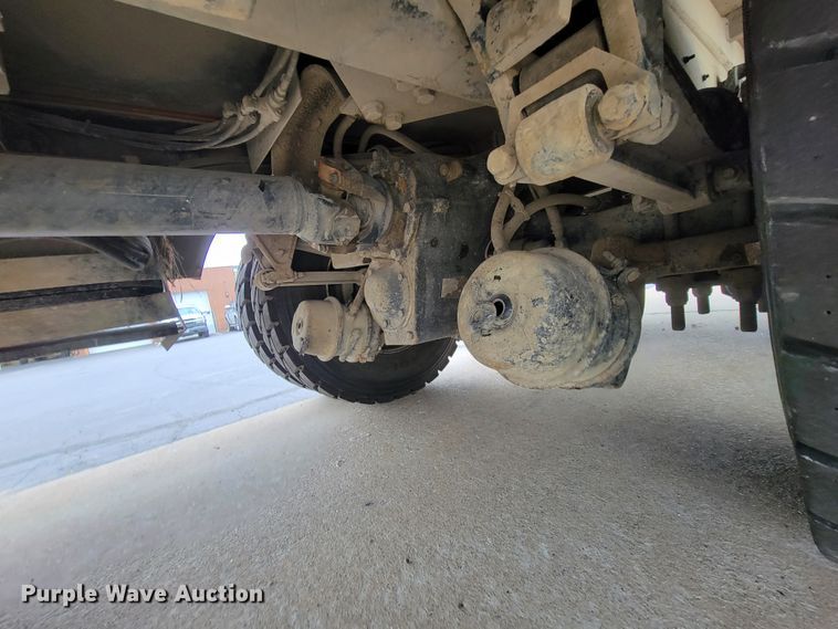 image for item KQ9119 2011 International 7400  digger derrick truck