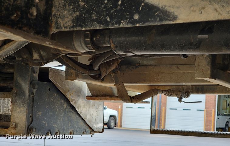 image for item KQ9119 2011 International 7400  digger derrick truck