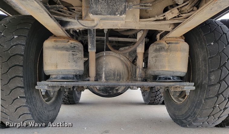 image for item KQ9119 2011 International 7400  digger derrick truck