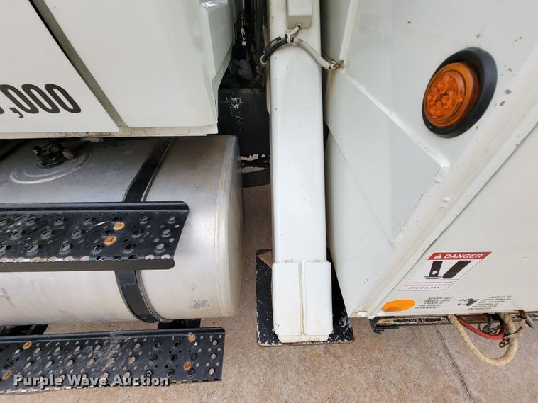 image for item KQ9119 2011 International 7400  digger derrick truck