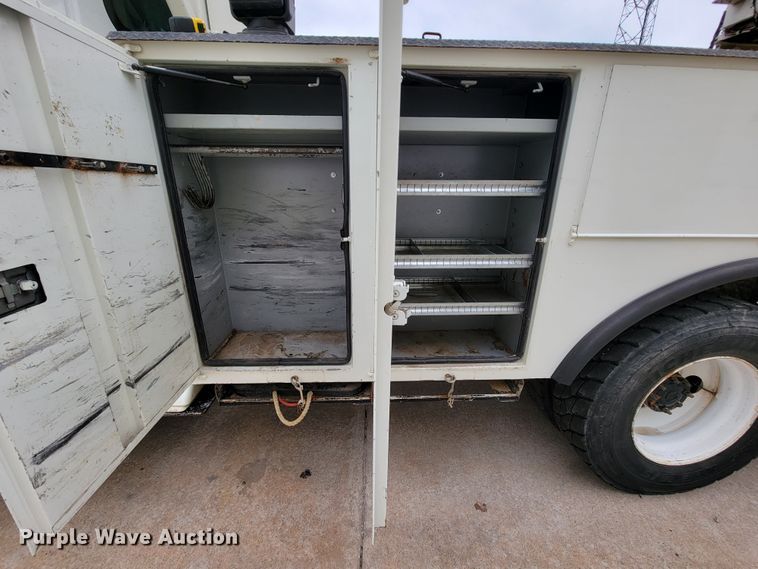 image for item KQ9119 2011 International 7400  digger derrick truck