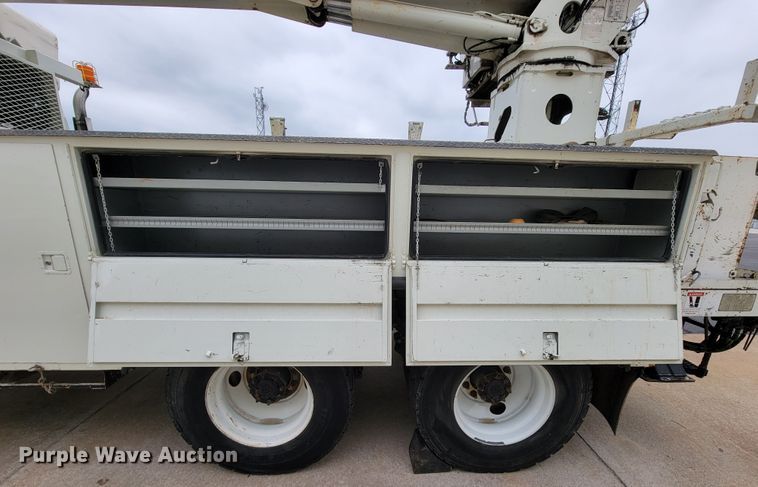 image for item KQ9119 2011 International 7400  digger derrick truck