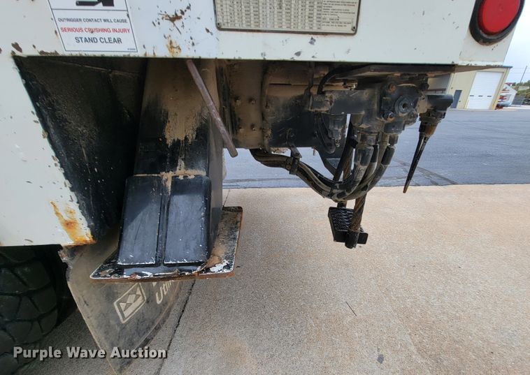 image for item KQ9119 2011 International 7400  digger derrick truck