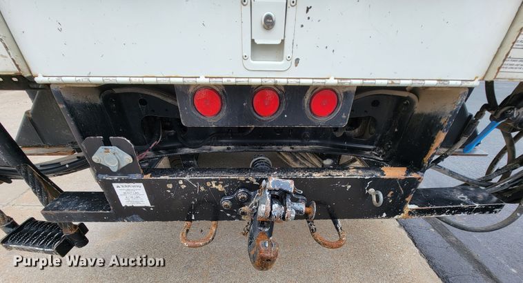 image for item KQ9119 2011 International 7400  digger derrick truck