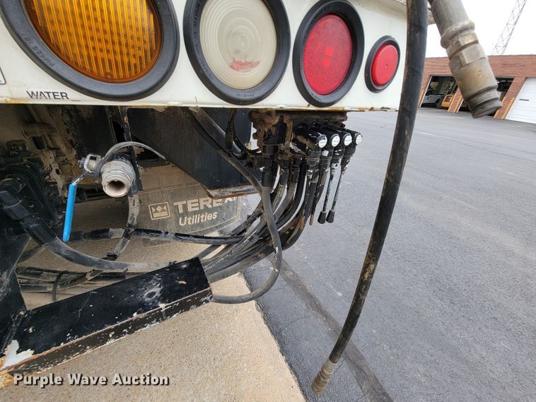 image for item KQ9119 2011 International 7400  digger derrick truck