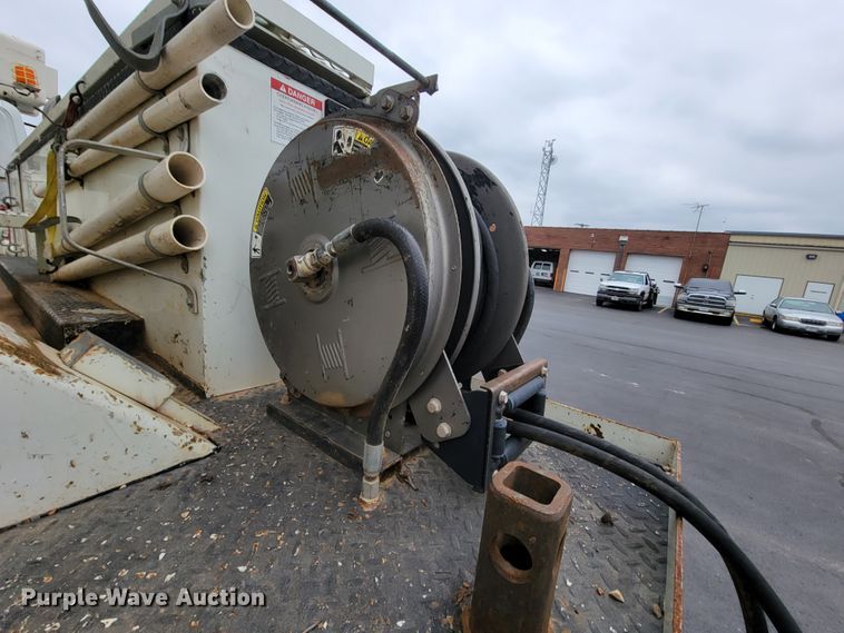 image for item KQ9119 2011 International 7400  digger derrick truck