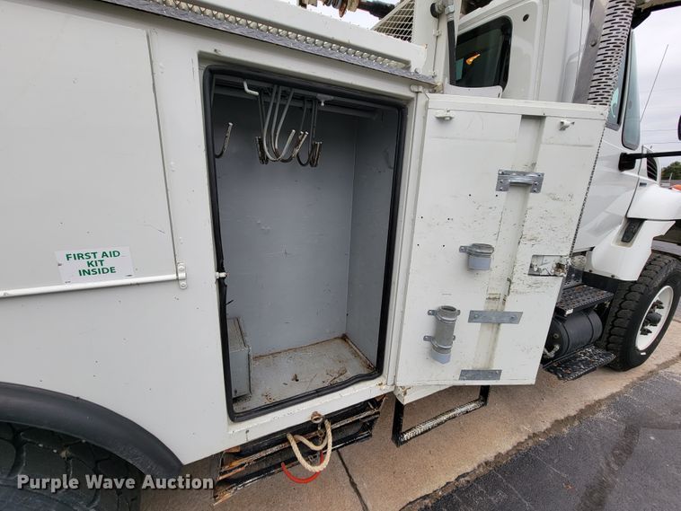 image for item KQ9119 2011 International 7400  digger derrick truck