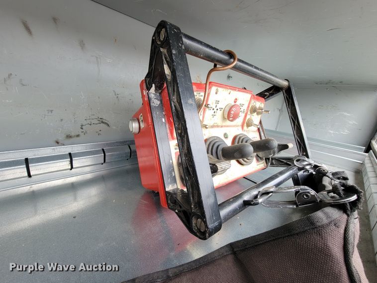 image for item KQ9119 2011 International 7400  digger derrick truck