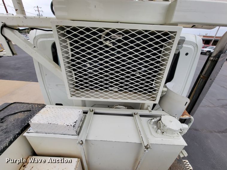 image for item KQ9119 2011 International 7400  digger derrick truck