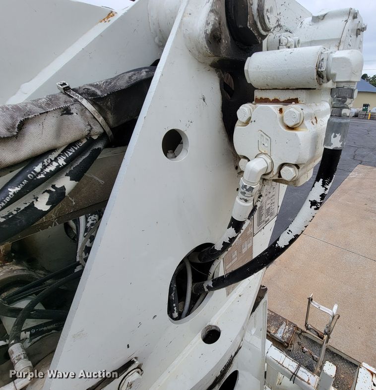 image for item KQ9119 2011 International 7400  digger derrick truck