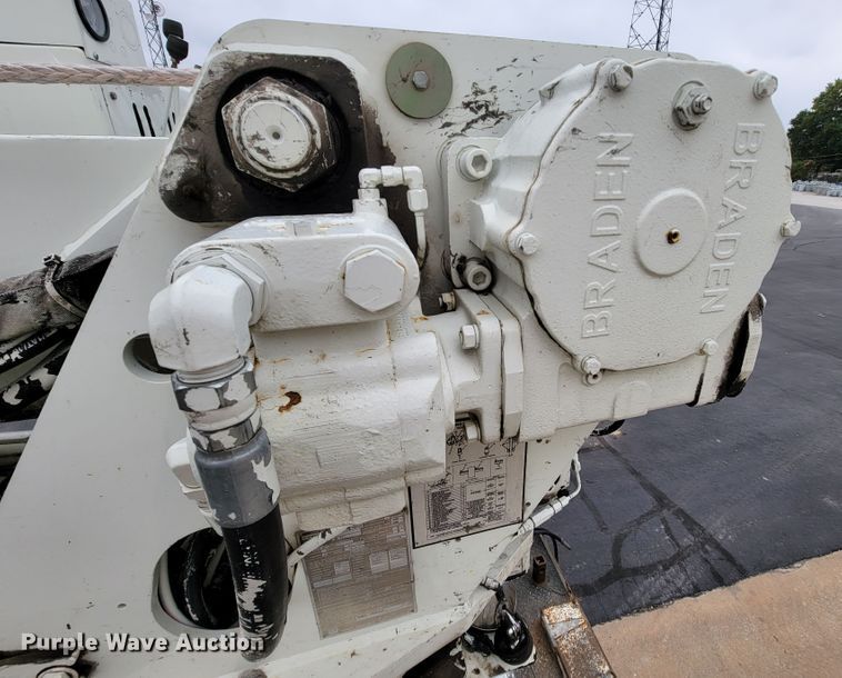 image for item KQ9119 2011 International 7400  digger derrick truck