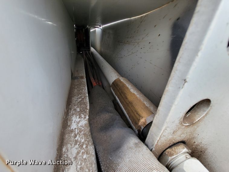 image for item KQ9119 2011 International 7400  digger derrick truck