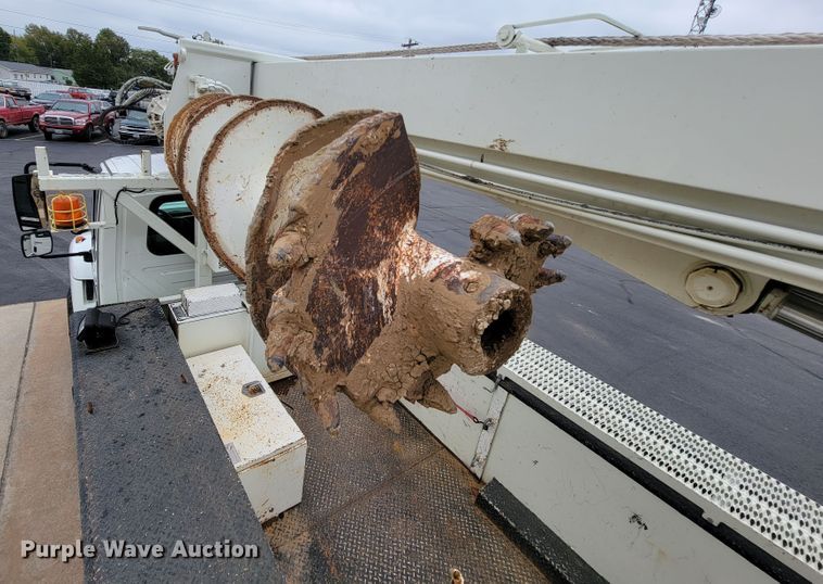 image for item KQ9119 2011 International 7400  digger derrick truck