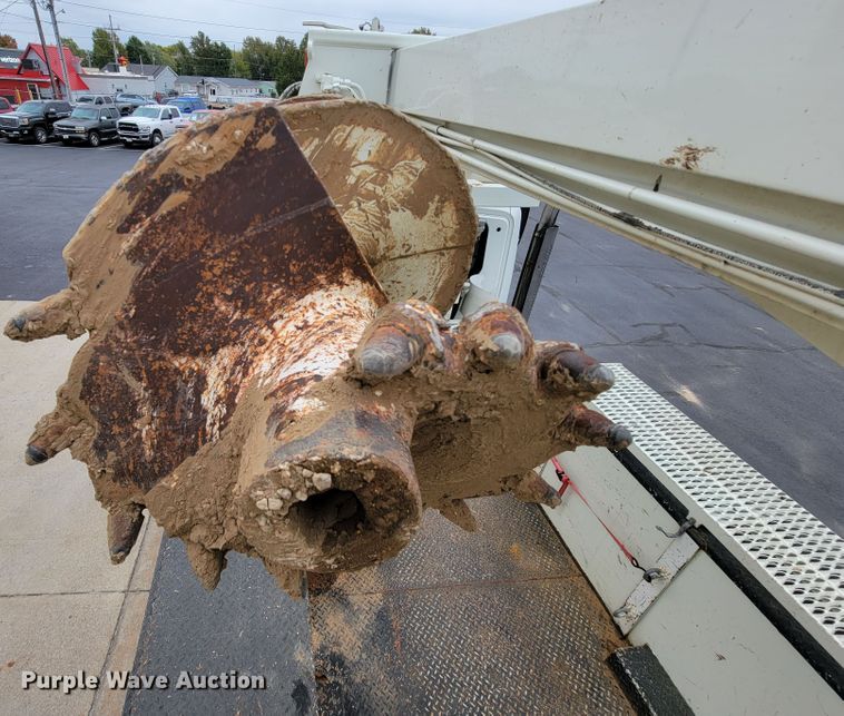 image for item KQ9119 2011 International 7400  digger derrick truck