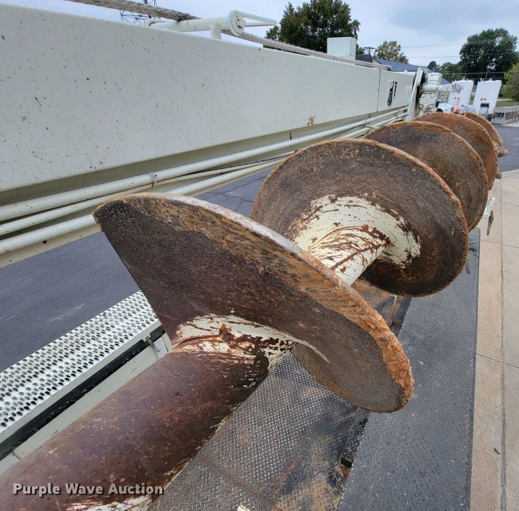 image for item KQ9119 2011 International 7400  digger derrick truck